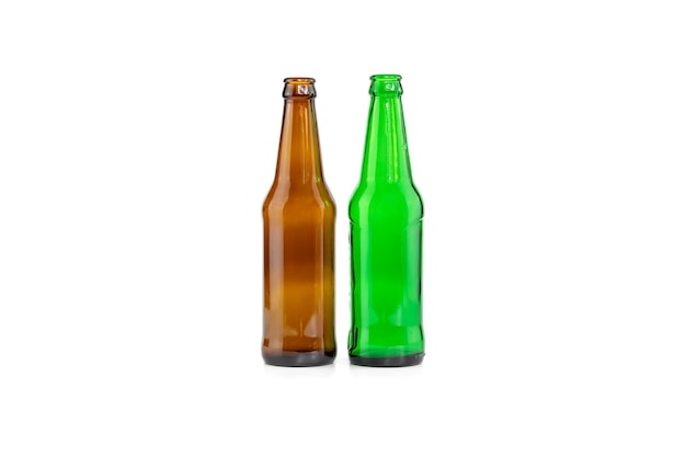 Leere braune und grüne Bierflaschen isoliert