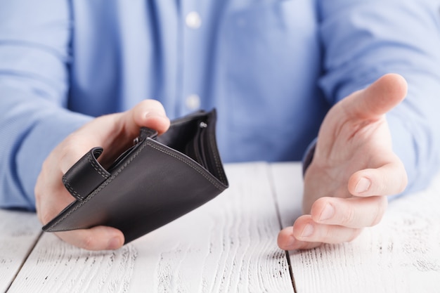 Leere Brieftasche in Männerhänden