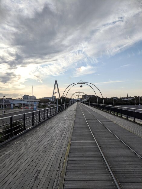 Foto leere brücke gegen den himmel bei sonnenuntergang.