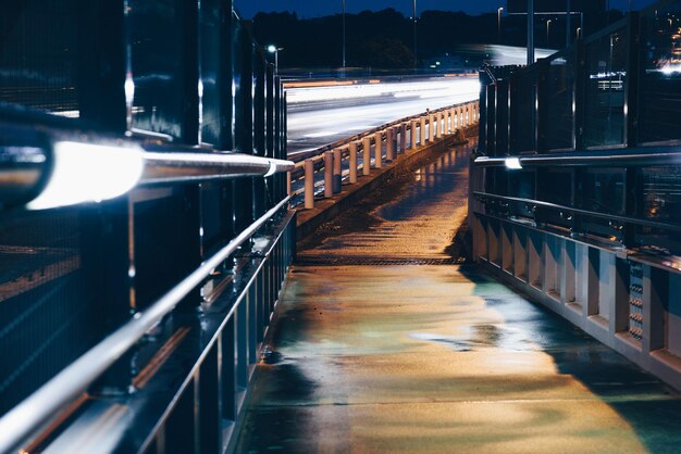 Leere Brücke in der Nacht