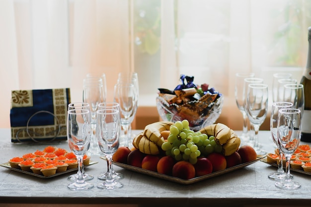 Leere Champagnergläser und -frucht auf dem Tisch