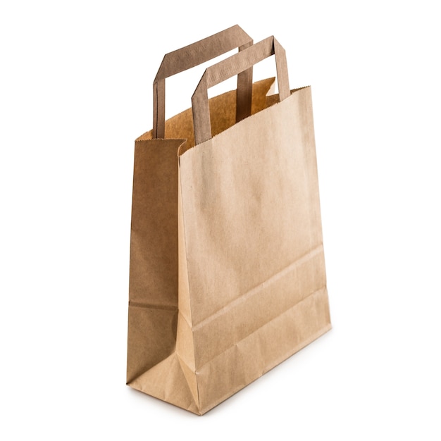 Leere einkaufshandtasche der nahaufnahme mit dem recyclingpapier, das auf weißem hintergrund lokalisiert wird.