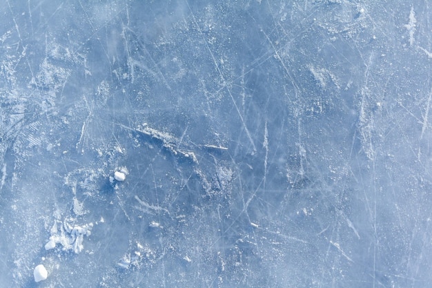 Leere Eisbahn mit Schlittschuhspuren nach der Sitzung Eisbahn Textur mit Schnee bedeckt
