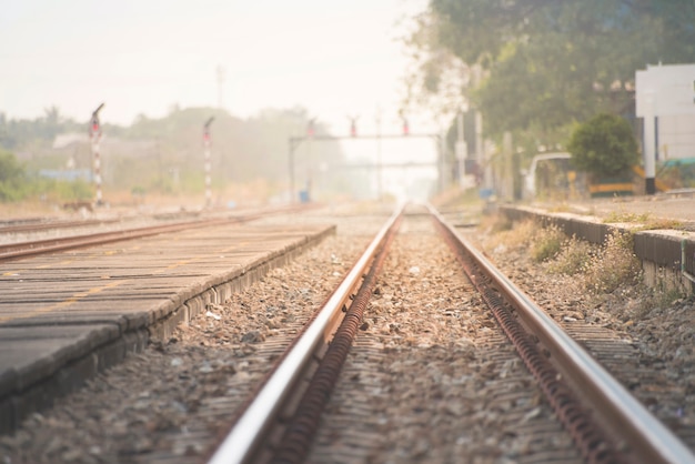 Leere Eisenbahn ohne Zug und Leute