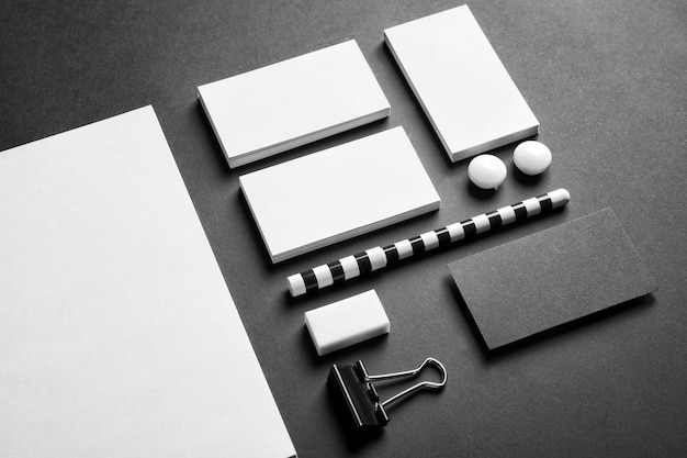 Leere Elemente als Mockups für das Branding auf dunklem Hintergrund