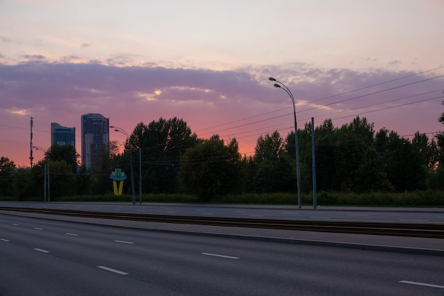 Leere Fahrbahn Straße ohne Autos Sonnenuntergang am Abend Moskau