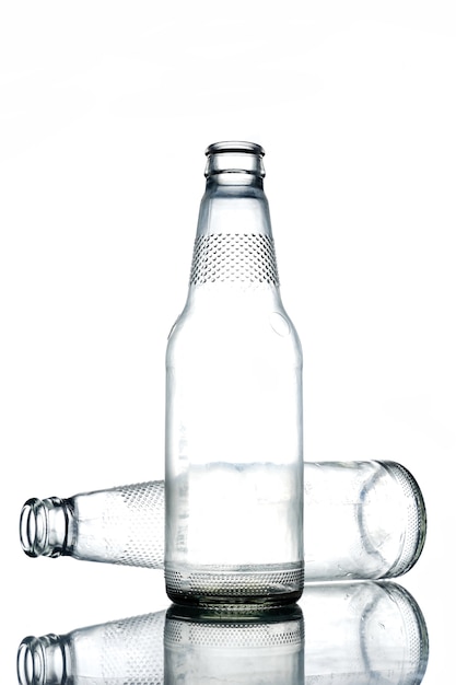 Leere farblose Glasflaschen auf einem weißen Hintergrund