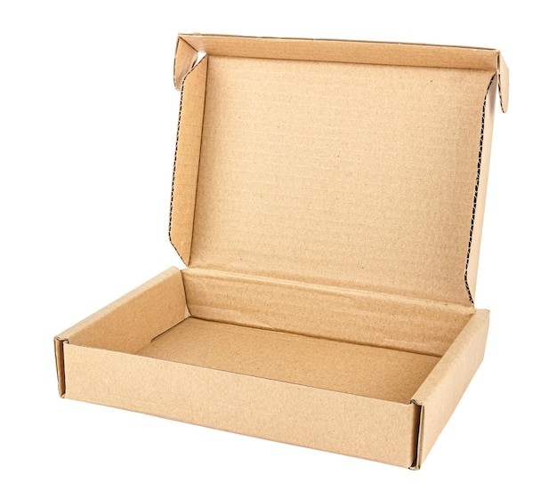 Leere flache braune Kartonschachtel mit offenem Deckel isoliert auf weiß