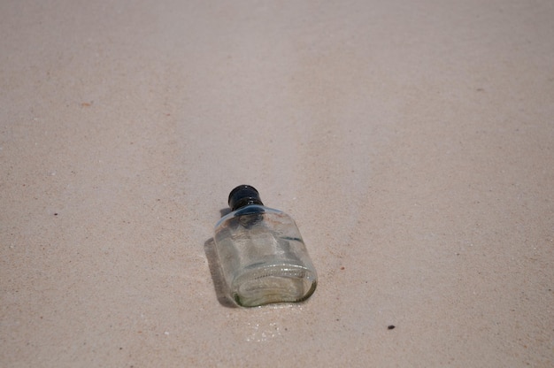 Foto leere flasche an einem strand