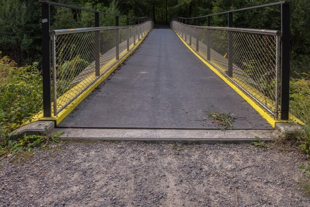 Leere Fußgängerbrücke im Wald