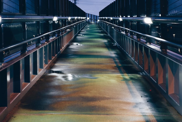 Leere Fußgängerbrücke in der Stadt nachts
