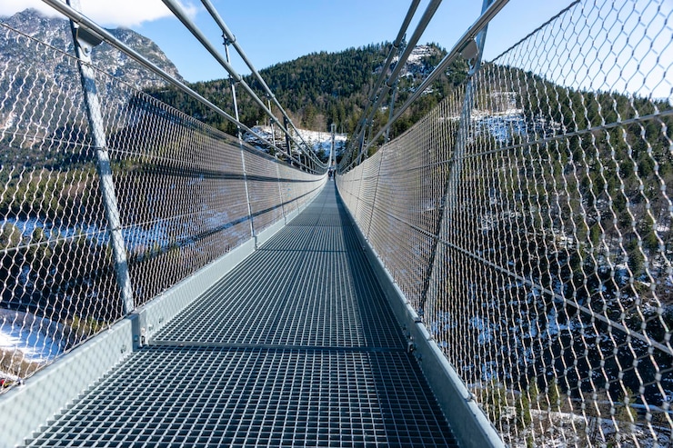 Foto leere fußgängerbrücke vor klarem himmel