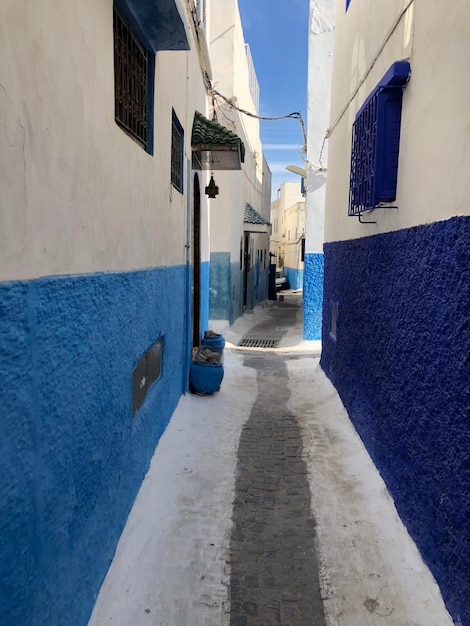 Leere Gasse inmitten der Gebäude in der Stadt