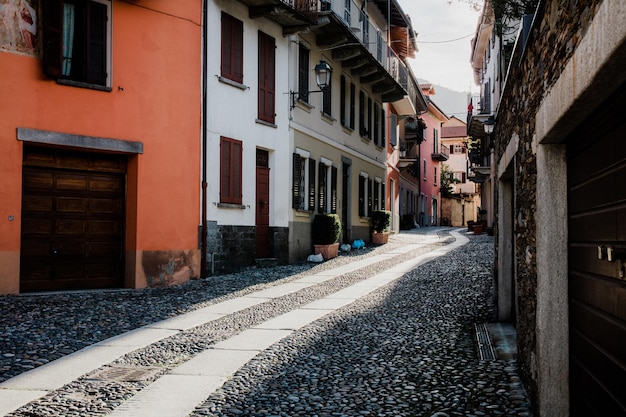 Leere Gasse inmitten der Gebäude