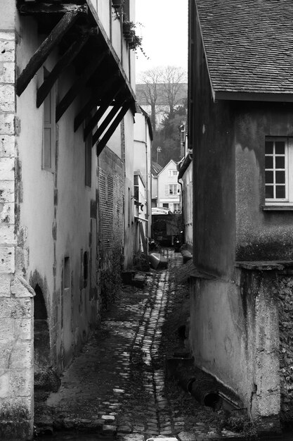 Leere Gasse inmitten von Gebäuden in der Regenzeit