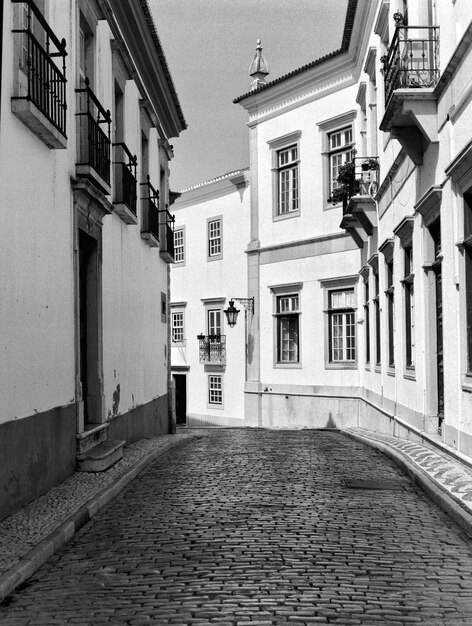 Foto leere gasse inmitten von gebäuden in der stadt