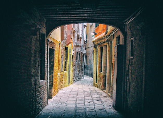 Leere Gasse inmitten von Gebäuden