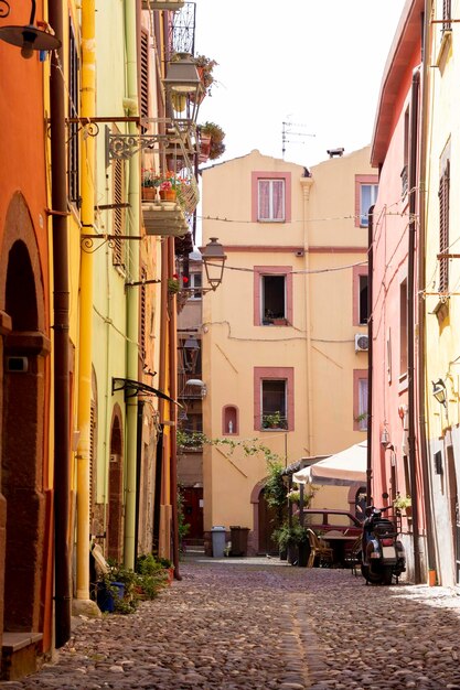 Leere Gasse mit bunten Häusern im Dorf os Bosa Sardinien Italien