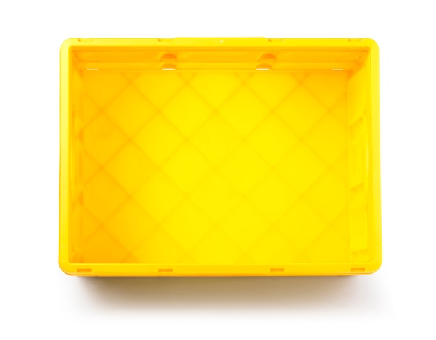 Leere gelbe Plastikkiste lokalisiert über weißem Hintergrund mit Beschneidungspfad