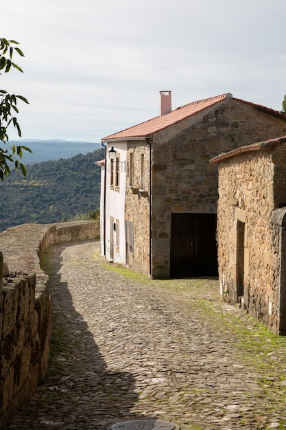 Leere gepflasterte Straße im Dorf Castelo Mendo, Portugal