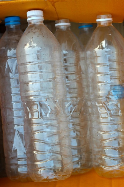 Leere Getränkeflaschen aus Kunststoff in Karton