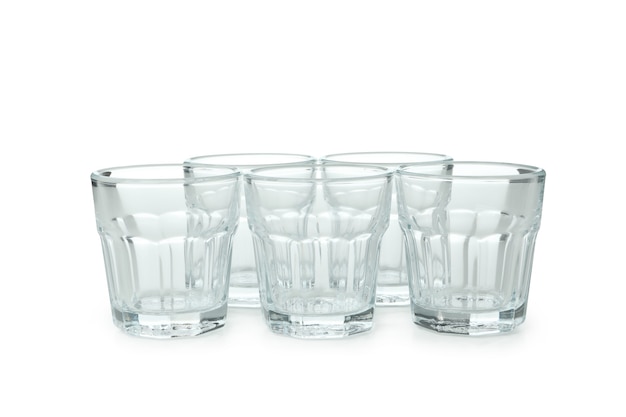 Leere Gläser für Getränke auf weißem Hintergrund