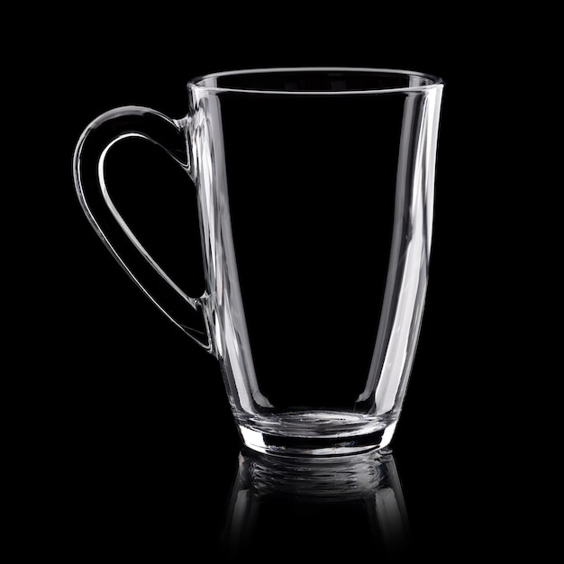 Leere Glastee- oder Kaffeetasse auf schwarzem Hintergrund