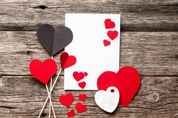 Leere Grußkarte des Valentinstags mit dekorativen Herzen