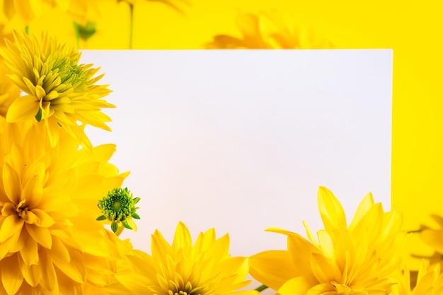 Leere Grußkarte in einem Rahmen aus gelben Blumen Trendiger Minimalismus Einladungsplatz für Text
