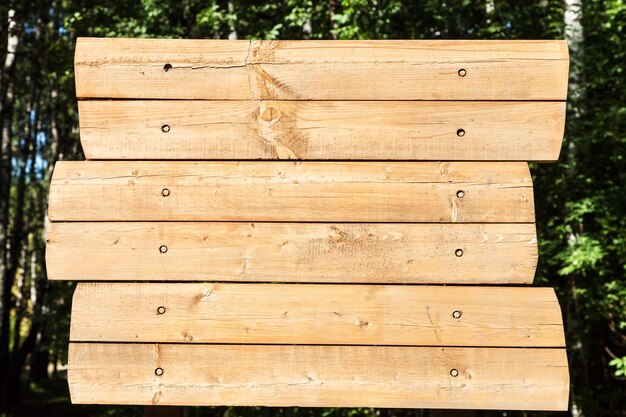 Foto leere hölzerne plakatwand im freien im park