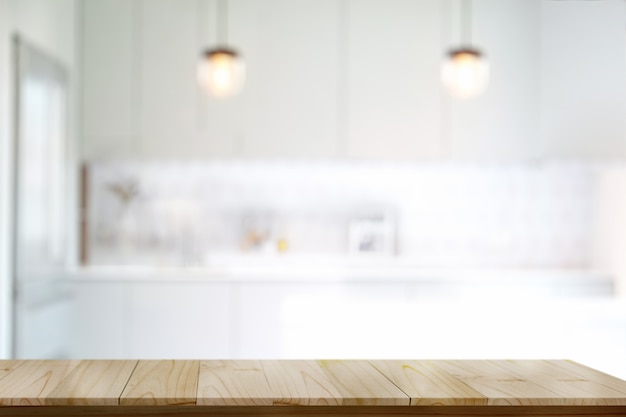 Leere hölzerne Spitzentabelle oder Ausschnittzählertabelle im modernen Küchenraum. Für Produkt- oder Lebensmittelmontage