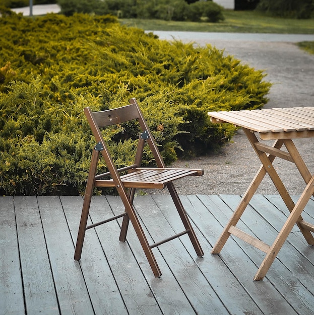 Leere hölzerne Stühle und Tisch auf der Veranda