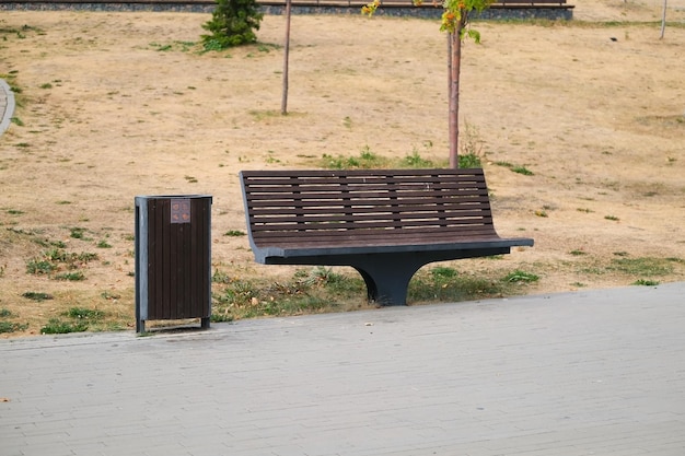 Leere Holzbank im Park