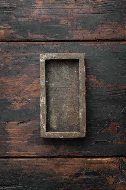Leere Holzkiste mit Kopienraum für Text oder Essen, Draufsicht flach, auf altem dunklem Holztischhintergrund