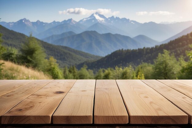 Leere Holztafel mit einer verschwommenen Bergkette dahinter