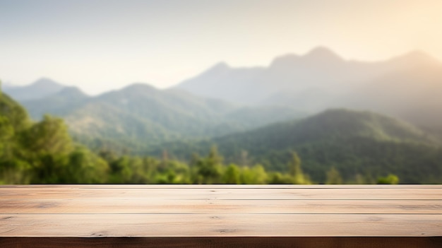 Leere Holztischplatte auf unscharfem Hintergrund des Berges