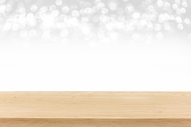 Leere Holztischplatte auf weißem Bokeh-Zusammenfassungshintergrund Für Montageprodukte zeigen neues Jahr, Weihnachtstag, Wintersaisonkonzept an