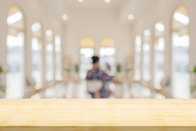 Leere Holztischplatte mit unscharfem Hintergrund im Café-Restaurant