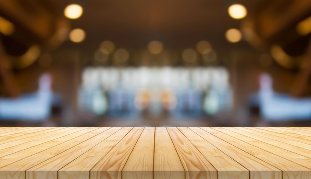 Leere Holztischplatte mit unscharfem Hintergrund im Café-Restaurant