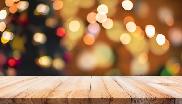 Leere Holztischplatte mit verschwommenem Weihnachtsbaum mit Bokeh-Lichthintergrund für Mockup