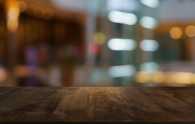 Leere Holztischplatte und verschwommener Hintergrund des Gartens im Freien. Leerer Holztisch, Platz für Text-Marketing-Werbung, leerer Holztisch, Kopierraum-Hintergrund
