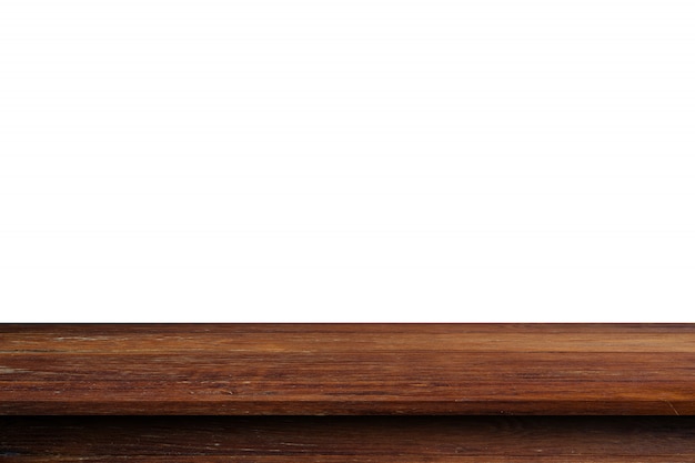 Leere Holztischspitze auf lokalisiertem Weiß, Schablonenspott oben für Anzeige des Produktes.