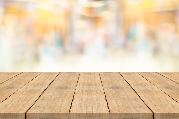 Leere Holztischspitze auf unscharfem Hintergrund am Einkaufszentrum