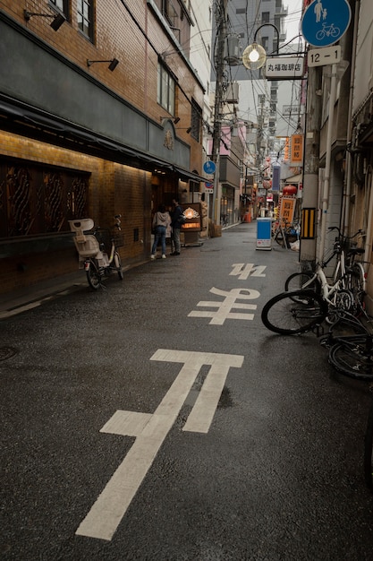 Leere japanische Straße nach Regen am Tag