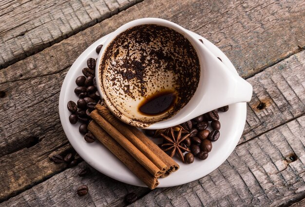 Leere Kaffeetasse mit Kaffeesatz