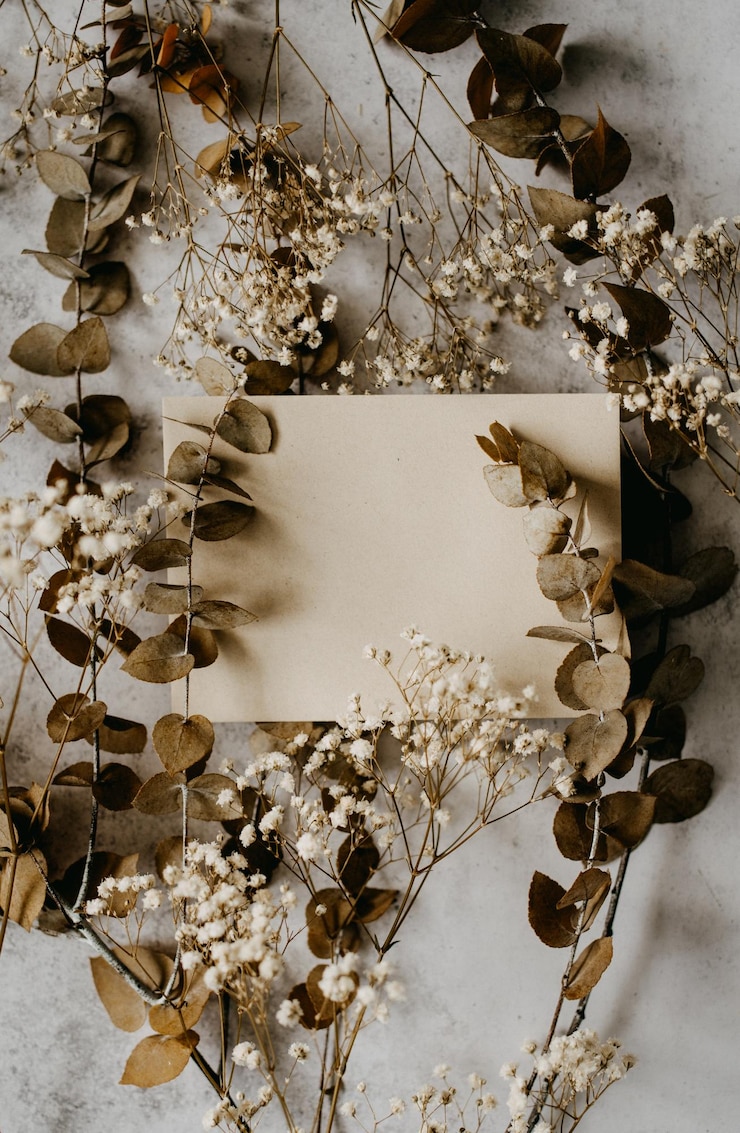 Foto leere karte ideal für mockups auf erdfarbenem hintergrund