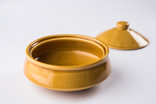 Leere Keramikschüssel oder -behälter mit Deckel oder Barni, auf einfarbigem Hintergrund isoliert