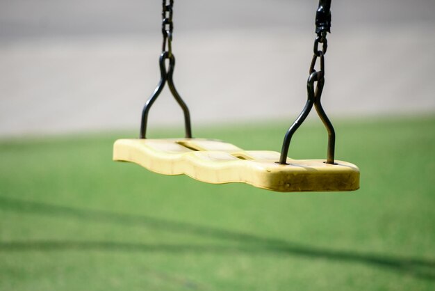 Foto leere kettenschaukel im kinderspielplatz