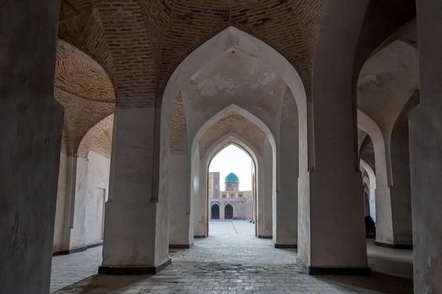 Leere Kolonnade mit gewölbtem Dach im Innenhof der alten Moschee Buchara Usbekistan