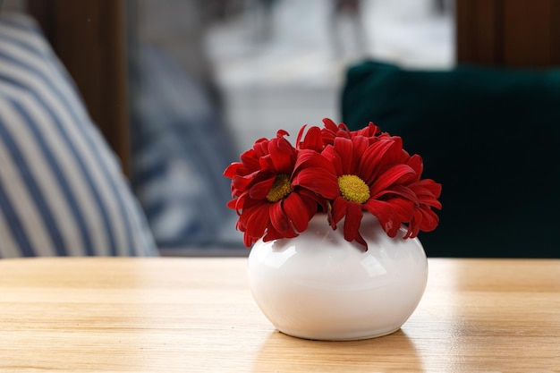 Leere Küche Café Restaurant Hintergrund Holztischplatte mit Vase und roten Blumen